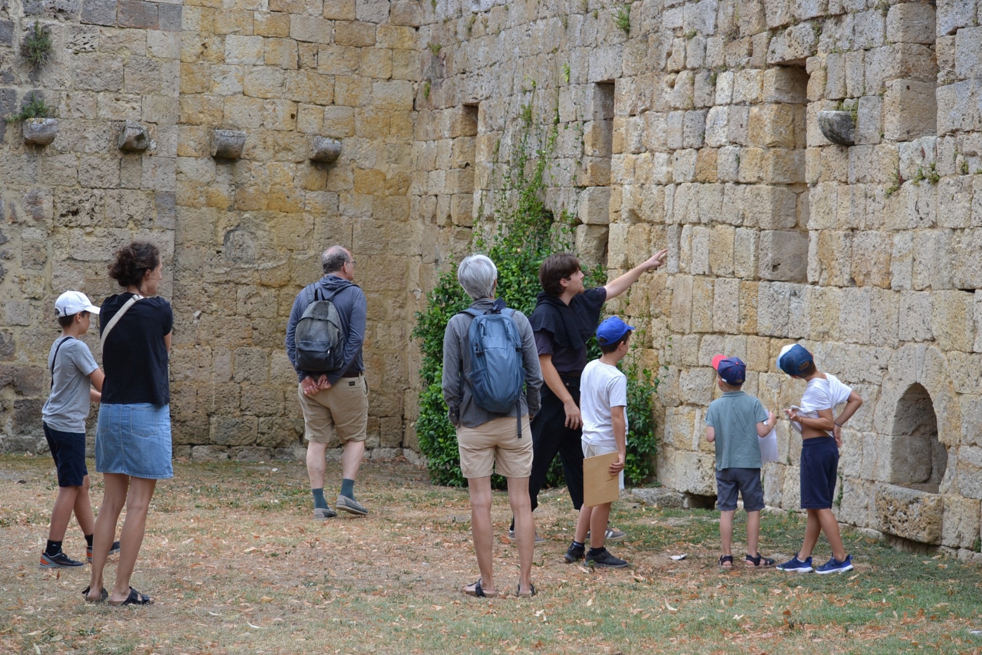 Family activity: The quest for the magic sword in Larressingle_Larressingle