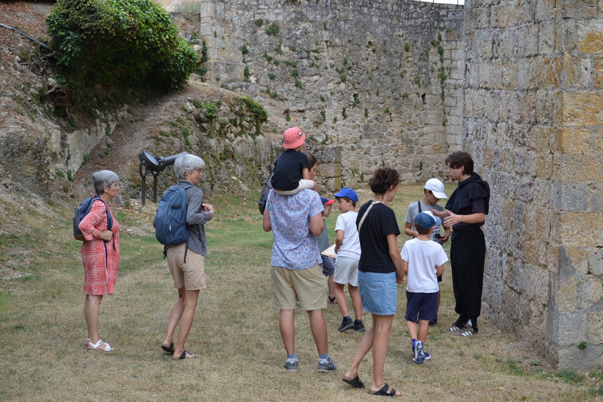 Family activity: The quest for the magic sword in Larressingle_Larressingle