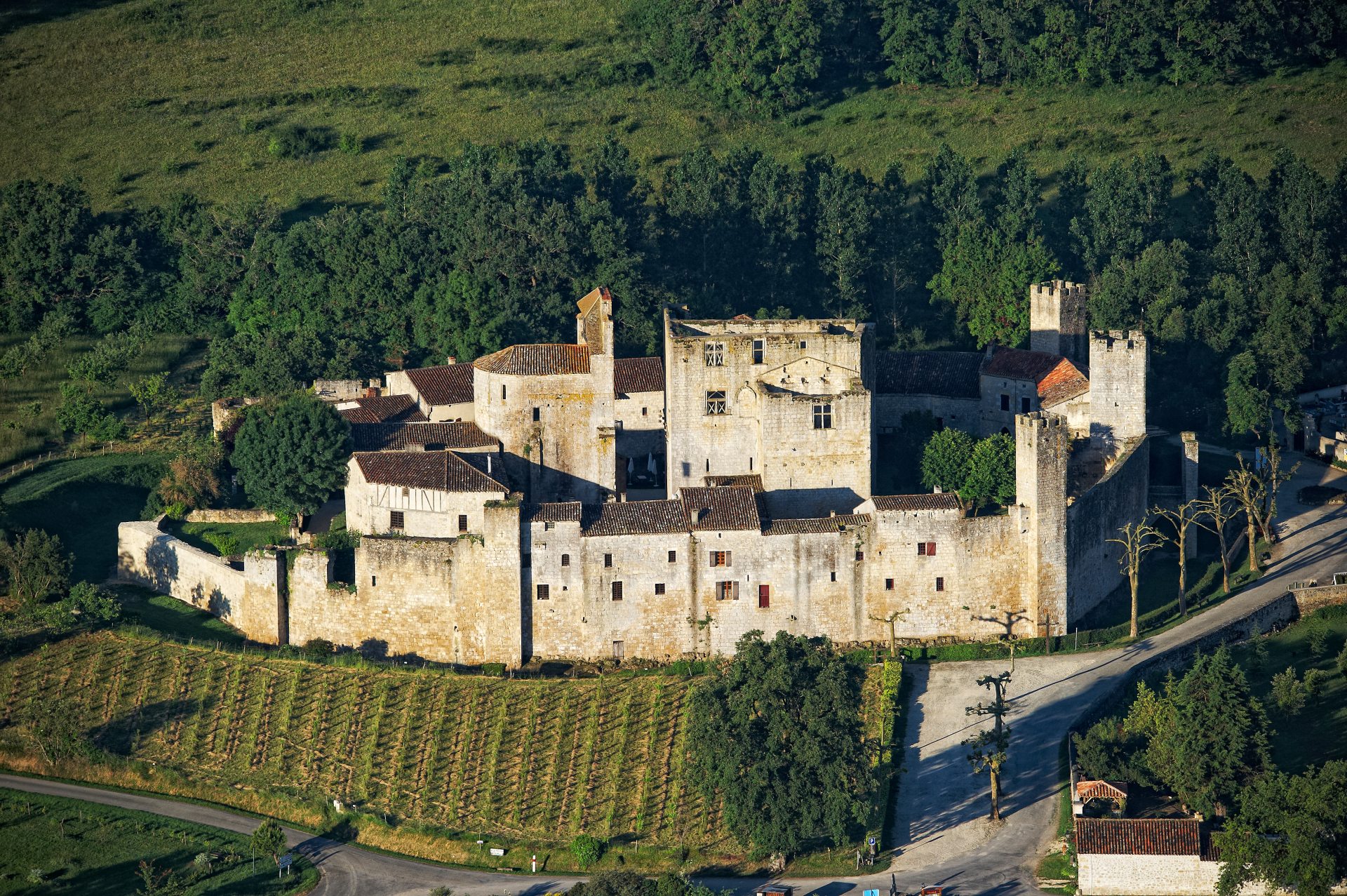 Visitez le village fortifié de Larressingle dans le Gers