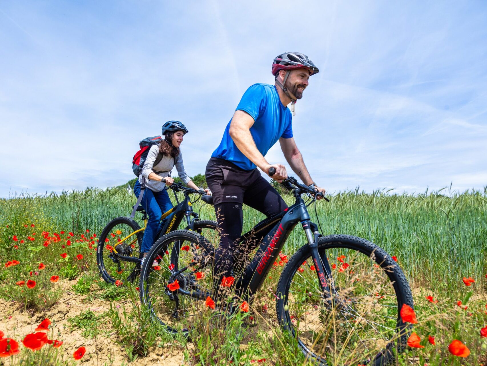 VTT dans les champs de blés et de coquelicot Gers- Armagnac