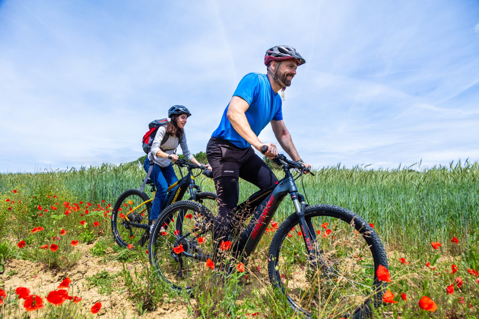 VTT dans les champs de blés et de coquelicot Gers- Armagnac